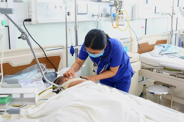 Bé 2 tuổi viêm não, liệt mềm toàn thân do biến chứng sau nhiễm Adenovirus