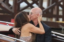 Tỷ phú Jeff Bezos và MC gợi cảm kết thúc tiệc cưới 3 ngày, tốn 55 triệu USD