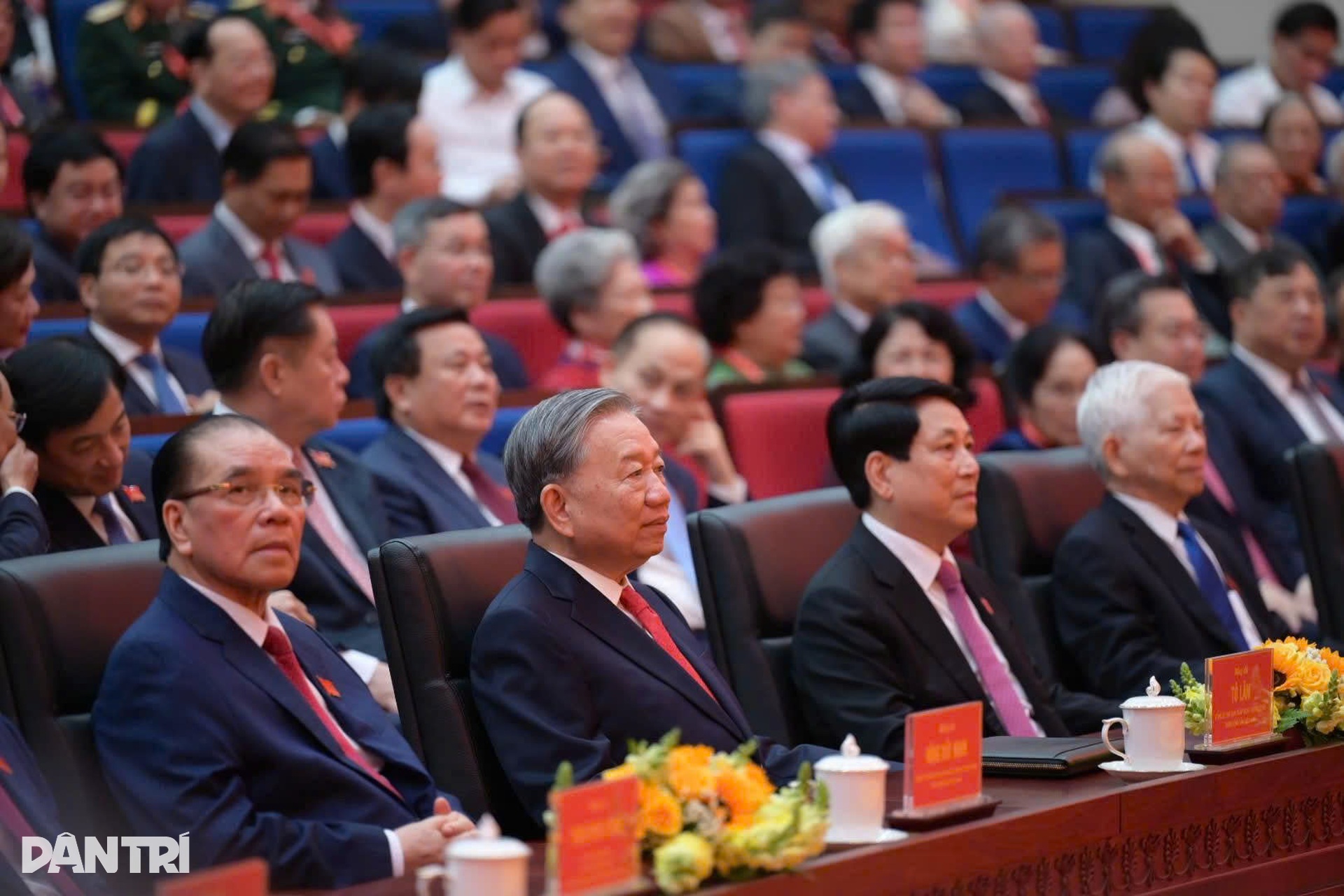 Secretarul general To Lam și liderii vizitează expoziția de la Congresul Partidului din orașul Ho Și Min - 9 Tổng Bí thư Tô Lâm cùng các lãnh đạo xem triển lãm ở Đại hội Đảng bộ TPHCM - 9