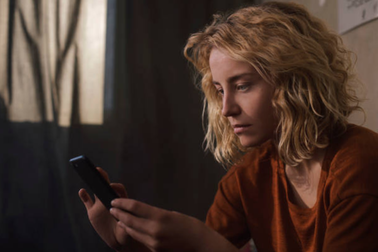 Bí mật trong điện thoại của chồng khiến bà mẹ một con suy sụp