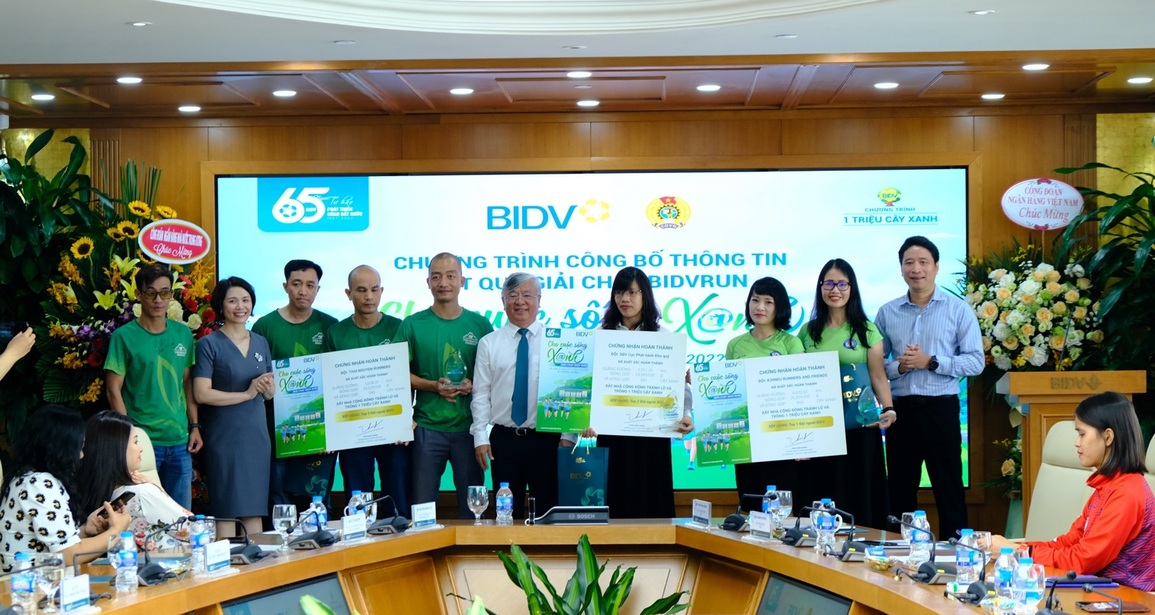 BIDV công bố kết quả và trao thưởng giải chạy BIDVRUN - Cho cuộc sống xanh 2022 - 1 BIDV công bố kết quả và trao thưởng giải chạy BIDVRUN - Cho cuộc sống xanh 2022 - 1