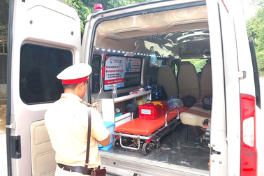 Gặp chiến sĩ CSGT viếng hương liệt sĩ ngay trên xe chở hài cốt