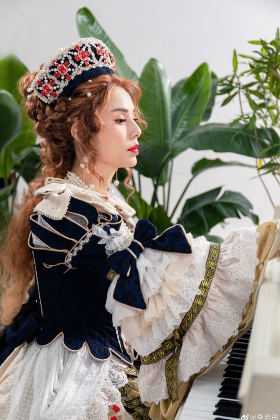 Cô Cô Lý Nhược Đồng theo đuổi phong cách Lolita ngọt ngào ở tuổi ngũ tuần - 5 Cô Cô Lý Nhược Đồng theo đuổi phong cách Lolita ngọt ngào ở tuổi ngũ tuần - 5
