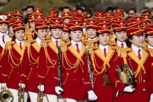 Bị hàng trăm phóng viên săn đuổi, đội cổ vũ Triều Tiên bỏ dở chuyến tham quan