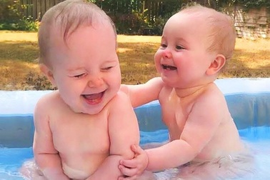 Những khoảnh khắc dễ thương của anh chị em một nhà