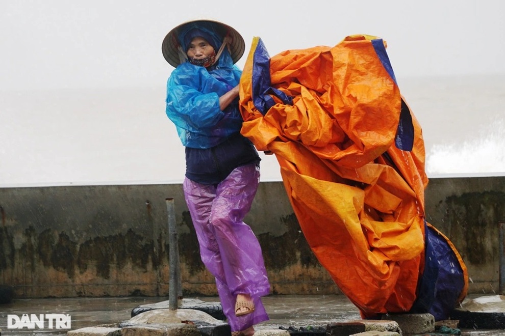 Những cột sóng dựng đứng cao cả chục mét dội vào bờ biển Thanh Hóa - 8 Những cột sóng dựng đứng cao cả chục mét dội vào bờ biển Thanh Hóa - 8