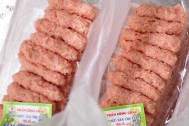 Nghệ nhân Ước Lễ chia sẽ bí quyết làm nem chua rán ngon tại nhà