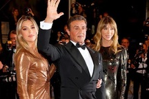 "Rambo" dự công chiếu phim cùng vợ đẹp, con xinh