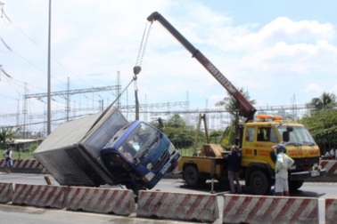 Xe tải lật nghiêng, quốc lộ 1A “tắm” nước mắm