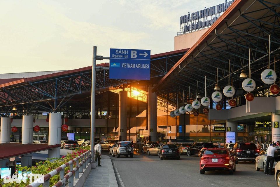 Trái với dự đoán, sân bay Nội Bài bất ngờ vắng khách do lo ngại dịch bệnh - 2 Trái với dự đoán, sân bay Nội Bài bất ngờ vắng khách do lo ngại dịch bệnh - 2