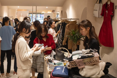 Quần áo cuối mùa giảm giá mạnh sau Tết: "Săn sale" để dành năm sau