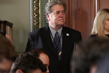 Ai đứng sau những quyết định gây tranh cãi của Tổng thống Trump?