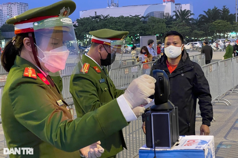 Vào sân Mỹ Đình bằng căn cước công dân gắn chip, mỗi người chỉ mất 3 giây - 1 Vào sân Mỹ Đình bằng căn cước công dân gắn chip, mỗi người chỉ mất 3 giây - 1