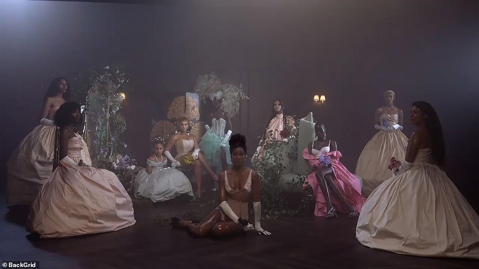 Beyonce gây sốt với hình ảnh đẹp “mãn nhãn” trong album visual mới - 2 Beyonce gây sốt với hình ảnh đẹp “mãn nhãn” trong album visual mới - 2