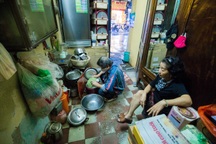 Sống khổ ở phố cổ Hà Nội: Căn nhà 9m2 là lối đi chung của 6 hộ dân khác