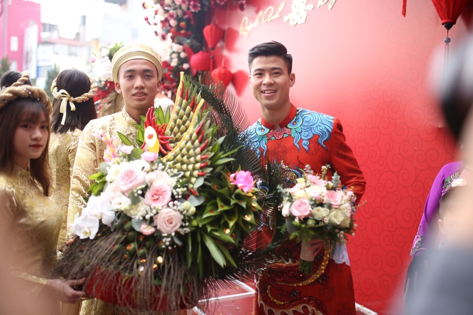 Cầu thủ Duy Mạnh và bạn gái nhà giàu làm lễ ăn hỏi, xôn xao cả phố Xã Đàn - 5 Cầu thủ Duy Mạnh và bạn gái nhà giàu làm lễ ăn hỏi, xôn xao cả phố Xã Đàn - 5