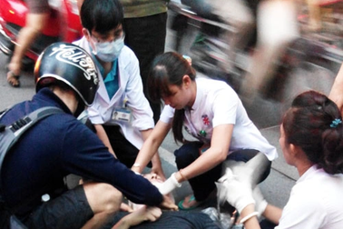 Làm sao để cứu người gặp nạn giữa đường mà không bị "tai bay vạ gió"?