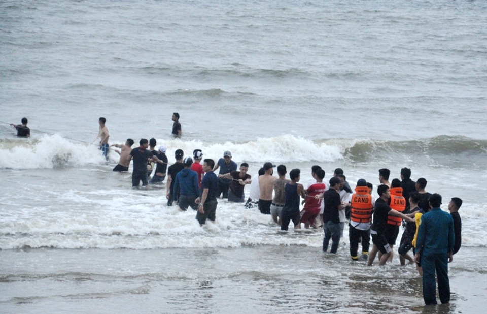 Hàng trăm người kéo rùng dọc biển tìm kiếm 3 học sinh mất tích - 1