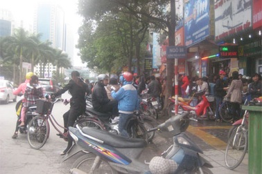 Hà Nội: Hàng trăm người hỗn loạn chen lấn mua vé xe Tết