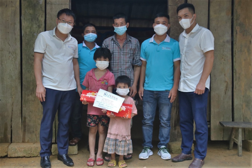 Nhiều nhà hảo tâm chung tay giúp 2 đứa trẻ nơi bìa rừng mong có đủ cơm ăn - 1 Nhiều nhà hảo tâm chung tay giúp 2 đứa trẻ nơi bìa rừng mong có đủ cơm ăn - 1