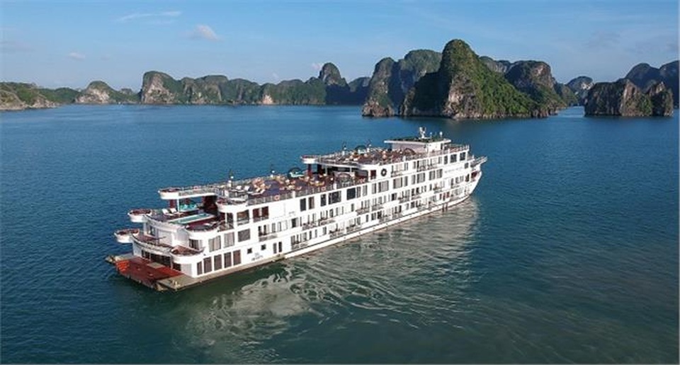 Có F1 là phục vụ, du thuyền 200 người bị cách ly trên vịnh Hạ Long - 1 Có F1 là phục vụ, du thuyền 200 người bị cách ly trên vịnh Hạ Long - 1