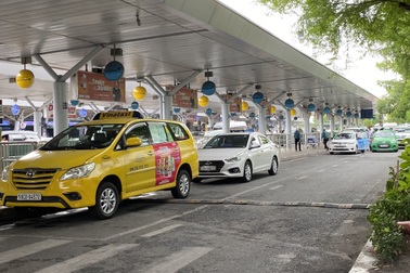 TPHCM: 2 hãng taxi được đưa người đi trung tâm cách ly, bệnh viện, sân bay