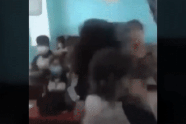 Nữ sinh bị nhóm bạn đánh tới tấp trong lớp vì lời nói chửi nhau qua lại