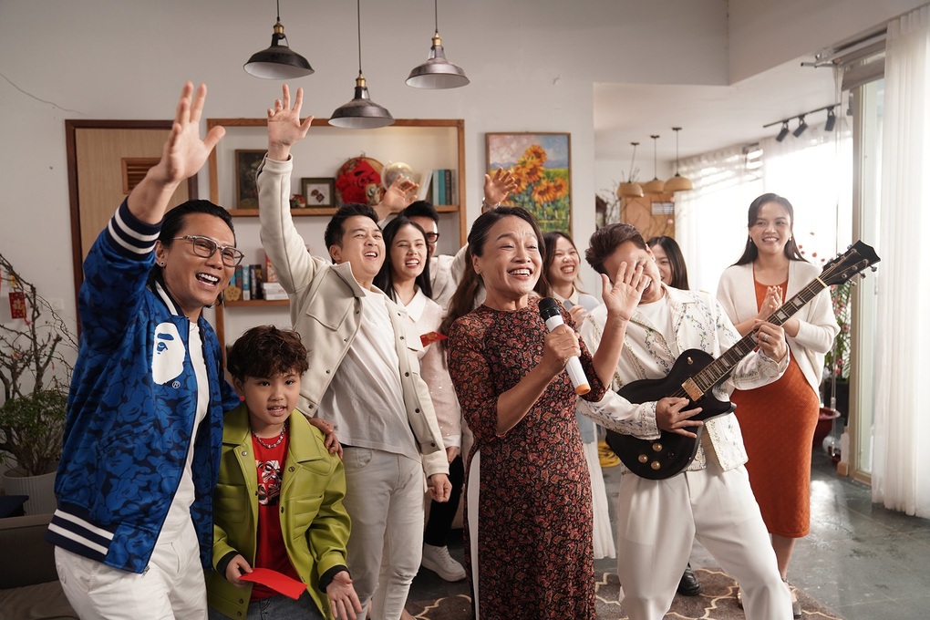 Tú Oanh làm mẹ của Thu Quỳnh trong MV sum vầy ngày Tết - 2 Tú Oanh làm mẹ của Thu Quỳnh trong MV sum vầy ngày Tết - 2