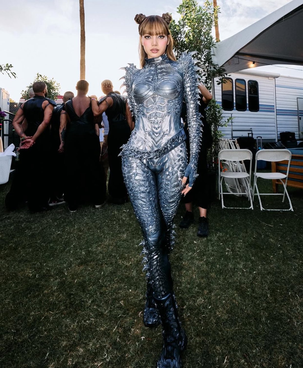 View - Hé lộ bí mật về màn thay đồ "nhanh như chớp" của Lisa ngay trên sân khấu | Báo Dân trí