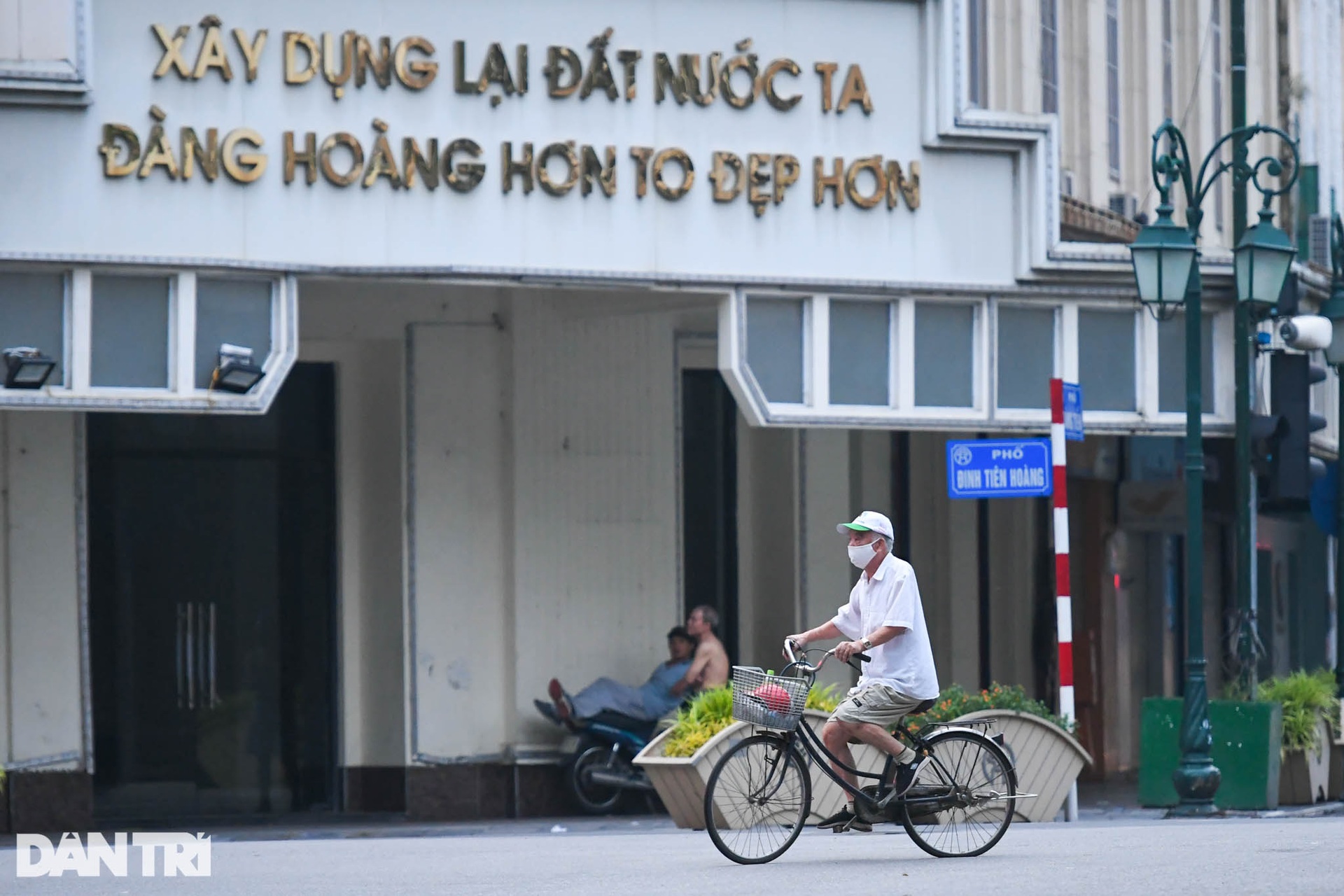 Người dân Hà Nội nườm nượp ra đường tập thể dục sau lệnh nới lỏng - 9 Người dân Hà Nội nườm nượp ra đường tập thể dục sau lệnh nới lỏng - 9