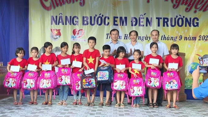 Sở LĐ-TB&XH Quảng Bình trao thiết bị vui chơi cho Trường Mầm non xã Thuận Hóa (một trong những xã đặc biệt khó khăn vùng dân tộc thiểu số miền núi của huyện Tuyên Hóa).