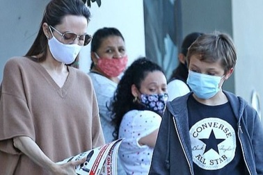 Angelina Jolie đeo khẩu trang đưa con ra phố