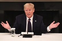 Ông Trump uống thuốc sốt rét mỗi ngày để ngừa Covid-19 bất chấp cảnh báo