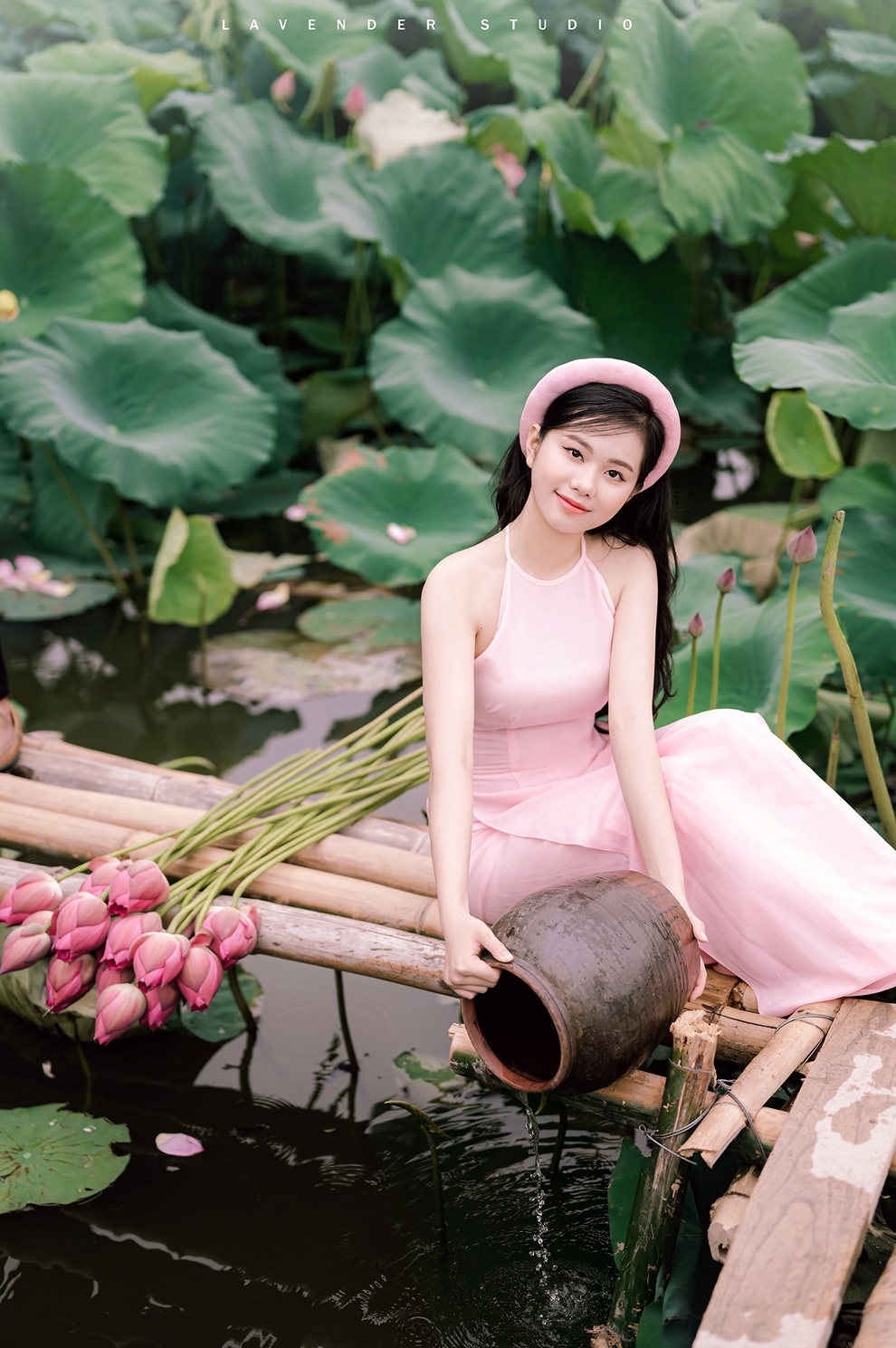 Thiếu nữ tuổi xuân thì khoe vóc dáng nuột nà bên hoa sen - 6 Thiếu nữ tuổi xuân thì khoe vóc dáng nuột nà bên hoa sen - 6