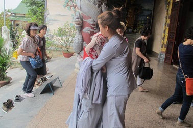 Nhà chùa cho khách mượn váy choàng để tránh mặc phản cảm