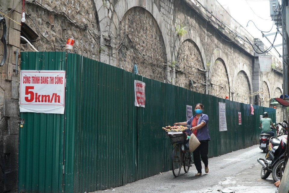 Hà Nội: Cận cảnh quá trình đục thông vòm cầu trăm tuổi tại phố Phùng Hưng - 5 Hà Nội: Cận cảnh quá trình đục thông vòm cầu trăm tuổi tại phố Phùng Hưng - 5