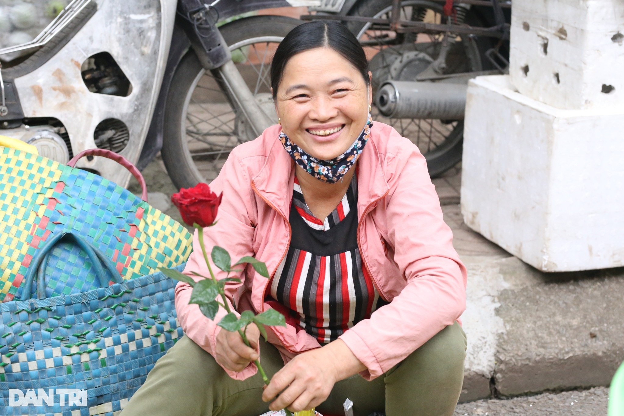 Cô giáo tặng hàng trăm bông hồng cho người dưng và cái kết ấm áp - 7
