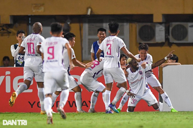 Huỳnh Kesley tái xuất ở tuổi 41 giúp Bình Dương thắng CLB Viettel