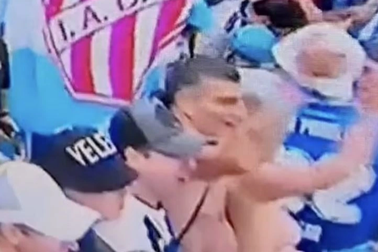 Nữ cổ động viên Argentina lột áo ăn mừng tại Qatar gây "bão mạng"