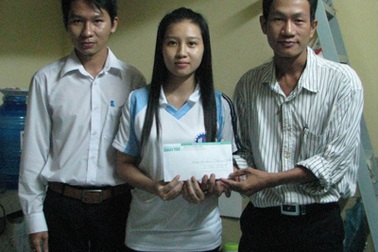 Trao hỗ trợ hoàn cảnh “mong gia đình qua được khó khăn này”