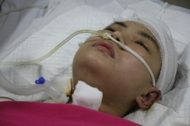 Bố mẹ nghèo van xin cứu cô con gái bị chấn thương sọ não