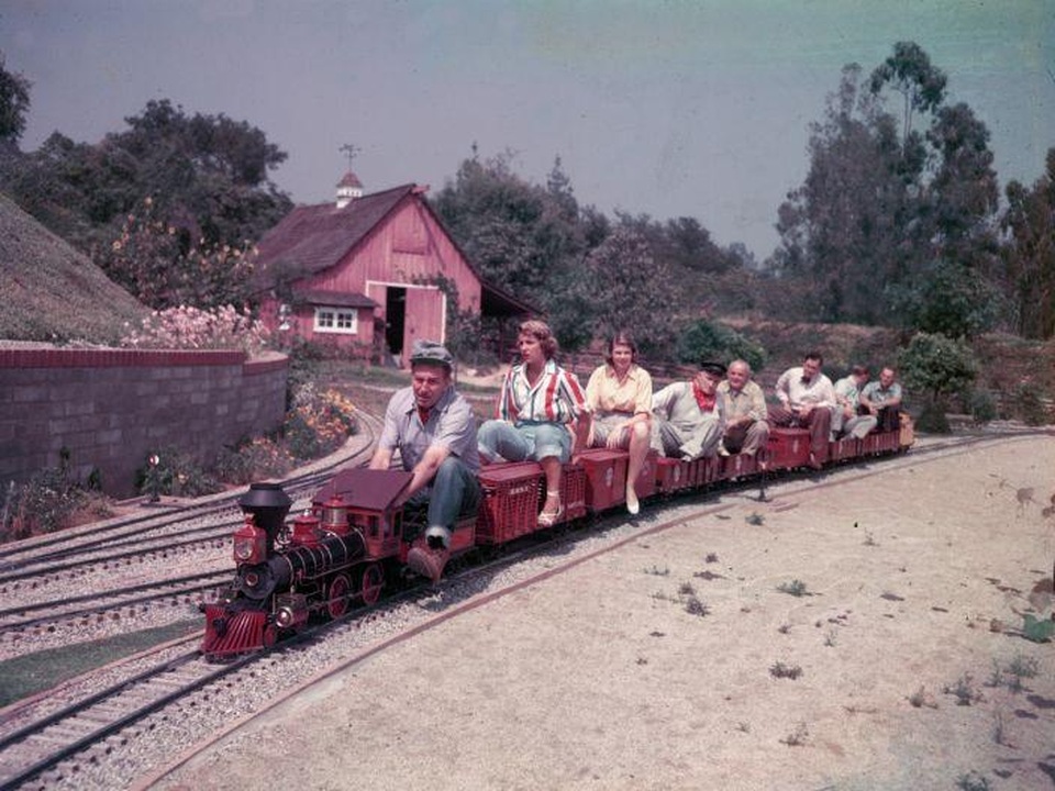 Loạt nhà của ông vua hoạt hình Walt Disney được chào bán triệu USD - 11 Loạt nhà của ông vua hoạt hình Walt Disney được chào bán triệu USD - 11