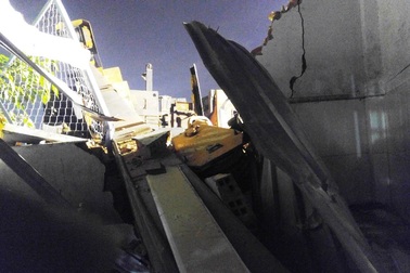 Cần cẩu đè sập nhà dân, cả gia đình thoát chết