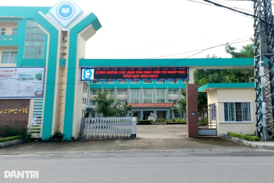 Ansatte på universitetet skyldte lønn, måtte pantsette huset sitt for å få penger å bruke - 1 Cán bộ trường cao đẳng bị nợ lương, phải cắm sổ đỏ lấy tiền tiêu - 1