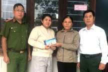 Gần 2.000 USD bị bỏ quên trong túi đồ cứu trợ bà con vùng lũ