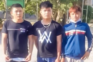 Bị ép ngã xe, 3 thanh niên bắn bể kính hàng loạt xe khách