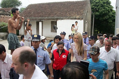 Tân Hoa hậu Thế giới thu hút sự chú ý tại Hà Nam