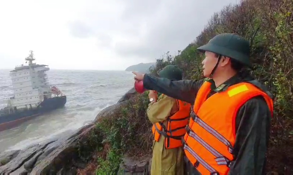 Tàu hàng lớn không người mắc cạn tại bờ biển - 3 Tàu hàng lớn không người mắc cạn tại bờ biển - 3