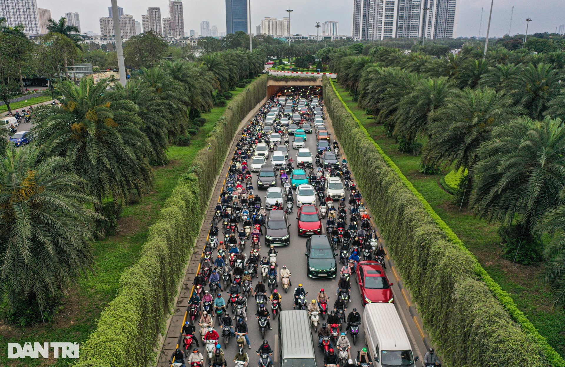 Hà Nội: Giao thông hỗn loạn, kẹt gần 5km trên đại lộ Thăng Long - 9 Hà Nội: Giao thông hỗn loạn, kẹt gần 5km trên đại lộ Thăng Long - 9