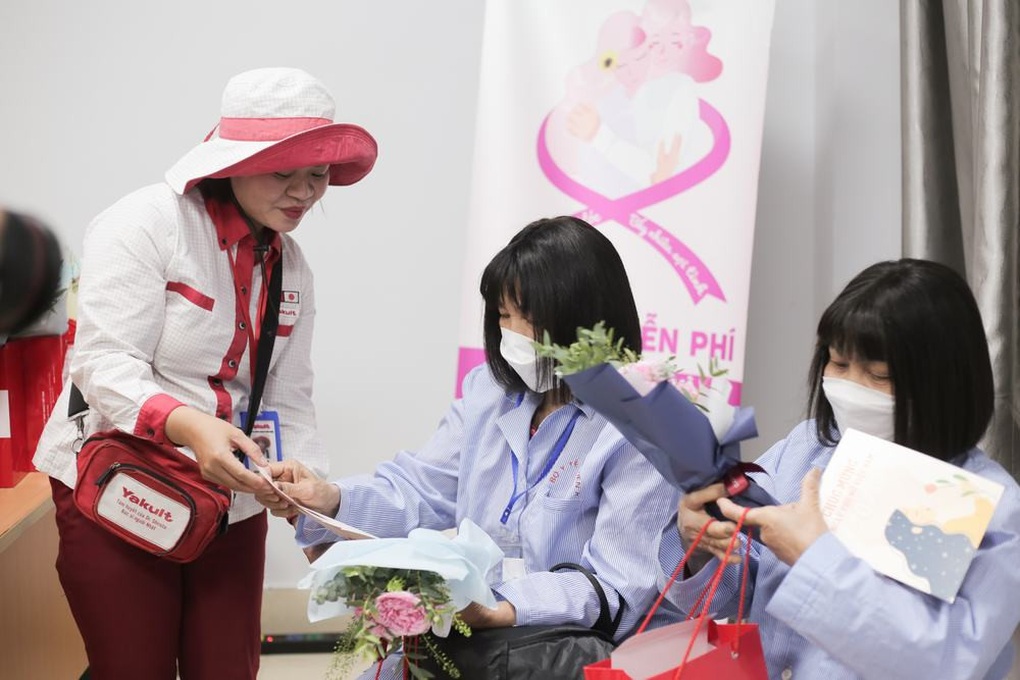 Yakult Trao yêu thương - Gửi ngọt ngào đến bệnh nhân ung thư - 1 Yakult Trao yêu thương - Gửi ngọt ngào đến bệnh nhân ung thư - 1